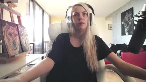 stage Kylie Sinner  brand CLITBAIT online show from September 12, 2025, 9:48 pm