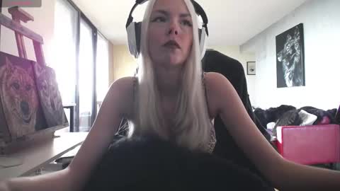 stage Kylie Sinner  brand CLITBAIT online show from September 14, 2025, 9:03 pm