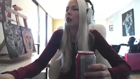 stage Kylie Sinner  brand CLITBAIT online show from September 27, 2025, 5:18 pm