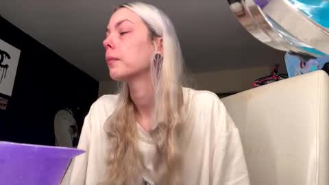 stage Kylie Sinner  brand CLITBAIT online show from November 23, 2025, 9:58 pm