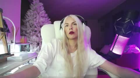 stage Kylie Sinner  brand CLITBAIT online show from December 5, 2025, 12:52 am