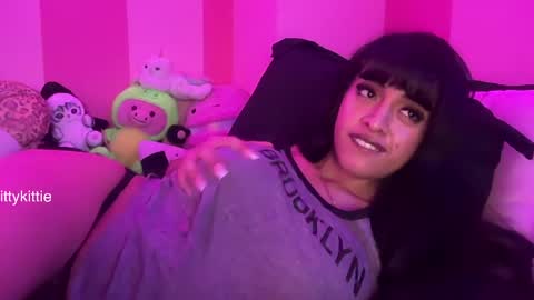 HOTTIE4U online show from April 18, 2026, 11:16 pm