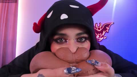   Independent model online show from September 11, 2025, 6:08 pm