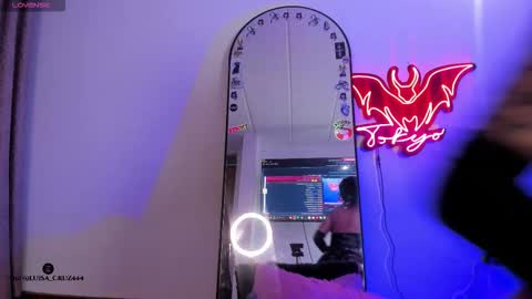   Independent model online show from January 8, 2026, 11:29 pm