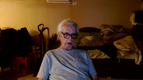 tom112292014 online show from September 18, 2025, 1:18 am