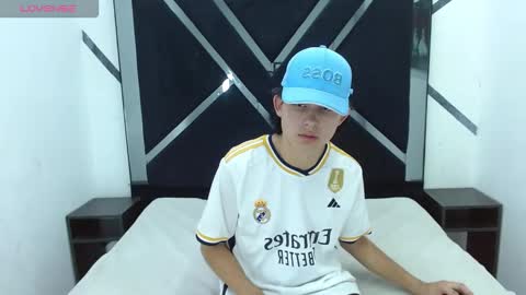 tom_0002 online show from October 25, 2025, 7:41 pm