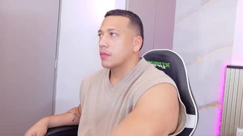 Tom muscle1 online show from October 25, 2025, 8:03 pm