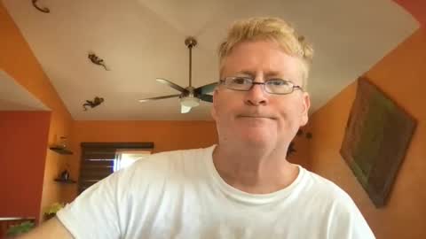 Hola online show from October 27, 2025, 6:45 pm