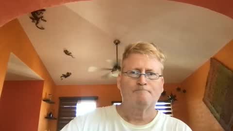 Hola online show from October 29, 2025, 9:05 pm