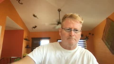 Hola online show from October 30, 2025, 6:52 pm