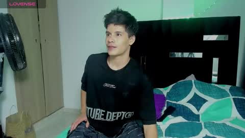 Snapshot of tommy_carlos chatting on November 28, 2025, 9:23 am online show from November 28, 2025, 9:23 am