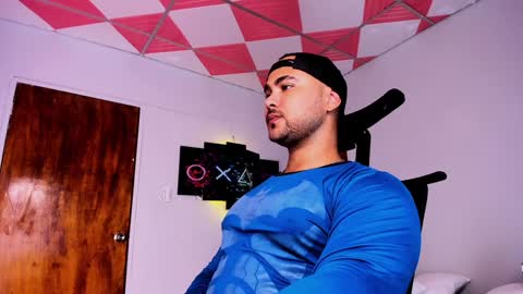 tommy_sccott online show from January 24, 2025, 3:43 am