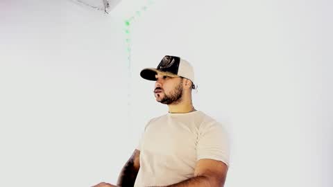 tommy_sccott online show from September 17, 2025, 10:33 pm