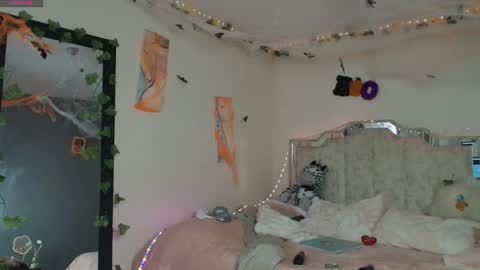 leyla  online show from October 24, 2025, 5:31 pm