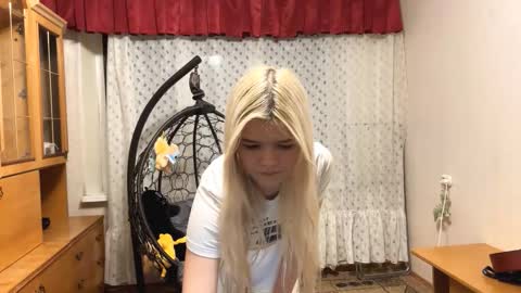 Lina online show from December 1, 2025, 1:27 pm