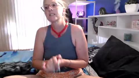 Snapshot of total_aussie_milfs chatting on January 28, 2025, 11:17 pm Milly online show from January 28, 2025, 11:17 pm