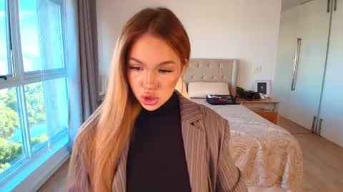 Snapshot of tracy_tay1or chatting on July 1, 2026, 11:01 am Tracy GMT2 Mon 3 AM - 4 PM Tue 3 AM - 4 PM Wed 3 AM - 4 PM Thur 3 AM - 4 PM Fri 3 AM - 4 PM online show from July 1, 2026, 11:01 am