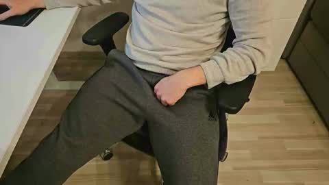 tree1989 online show from December 28, 2024, 7:54 pm