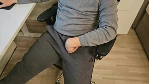 tree1989 online show from February 6, 2025, 6:02 pm