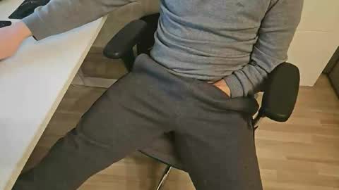 tree1989 online show from February 7, 2025, 9:04 pm