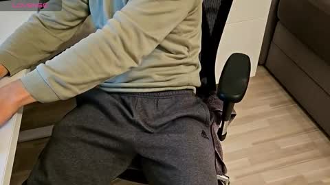 tree1989 online show from October 4, 2025, 6:06 pm