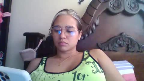 triana_bell online show from February 1, 2025, 6:51 pm