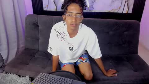 Snapshot of triiangel_latinboy chatting on May 25, 2026, 12:22 pm Johan online show from May 25, 2026, 12:22 pm