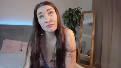 Mia online show from October 7, 2025, 6:10 am