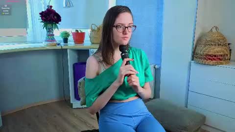 Snapshot of trishdelafontaine chatting on July 24, 2026, 4:10 am Viola online show from July 24, 2026, 4:10 am