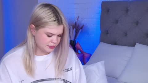 Snapshot of tweety_pie_ chatting on January 24, 2025, 8:23 am Hallie online show from January 24, 2025, 8:23 am