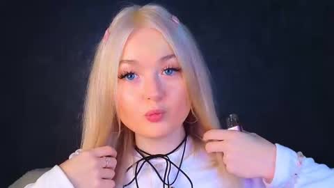 twinklefluff online show from March 11, 2025, 4:43 am