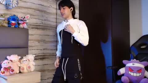 twinslovers_ online show from February 11, 2026, 4:17 am