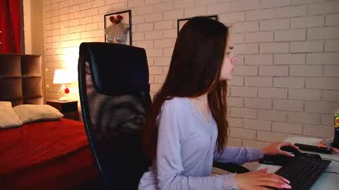 Ulia online show from April 17, 2026, 5:10 am