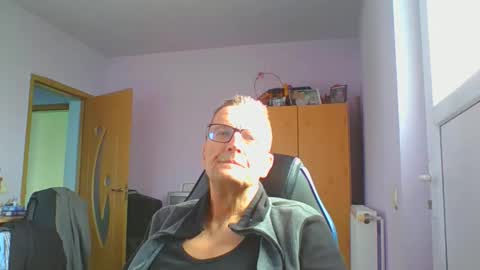 ulmeni4 online show from December 5, 2025, 10:57 am