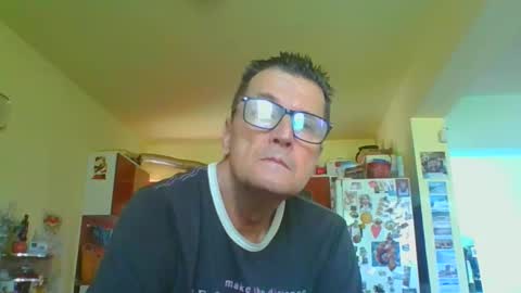 Snapshot of ulmeni4 chatting on June 7, 2026, 8:29 am ulmeni4 online show from June 7, 2026, 8:29 am