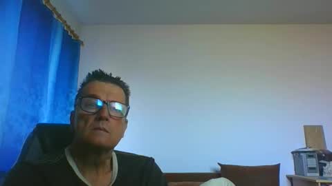 Snapshot of ulmeni4 chatting on June 8, 2026, 5:19 am ulmeni4 online show from June 8, 2026, 5:19 am