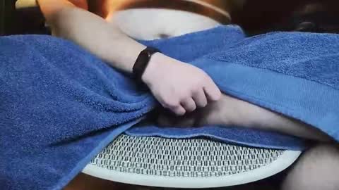 Under the desk online show from November 8, 2025, 9:46 pm