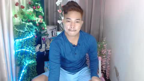 ur_hugechinito online show from December 23, 2024, 4:28 pm