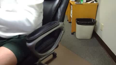 useemie online show from April 27, 2026, 6:28 pm