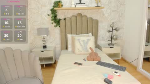 Vaiolet  online show from December 10, 2024, 8:05 pm