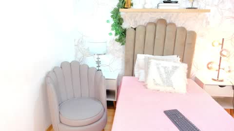 Vaiolet  online show from February 6, 2025, 7:51 pm