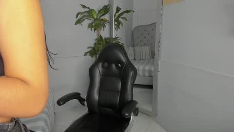Snapshot of vaiolethsan chatting on April 24, 2026, 11:34 am Vaioleth online show from April 24, 2026, 11:34 am