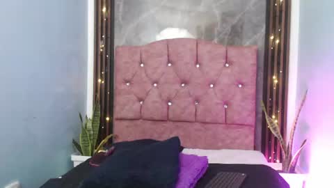Snapshot of vale_queeny chatting on August 5, 2026, 2:14 am vale_queeny online show from August 5, 2026, 2:14 am