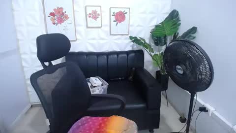 Valentina  online show from February 10, 2025, 10:30 pm