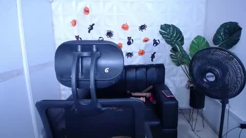 Valentina  online show from October 1, 2025, 11:00 pm