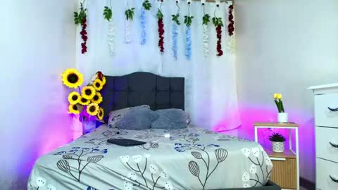 Snapshot of valentina_y_sneiderr chatting on July 18, 2026, 3:33 am valentina_y_sneiderr online show from July 18, 2026, 3:33 am