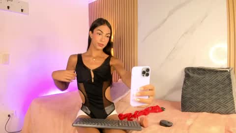 valentinaliux_ online show from April 22, 2026, 12:07 pm