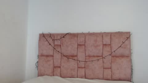 Valen independent model online show from April 2, 2026, 1:03 am