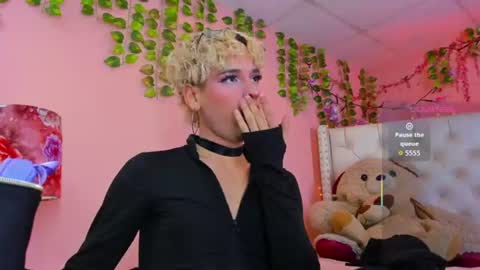 Snapshot of valentinee_xo chatting on July 1, 2026, 11:45 am valentinee_xo online show from July 1, 2026, 11:45 am