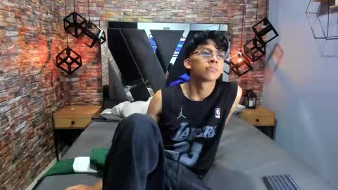 valentino lux online show from December 5, 2025, 11:52 am